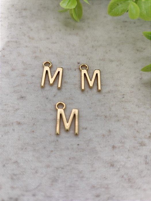 Pingente Letra M 12mm Ouro (un)