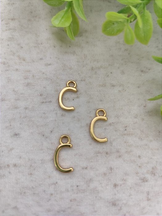 Pingente Letra C 12mm Ouro (un)
