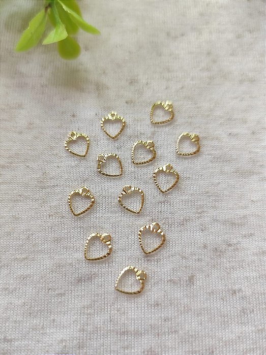 Pingente Coração Trabalhado Vazado Mini 8mm Ouro (5un)