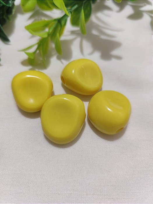 Conta Resina Geométrica 25mm Amarelo Gema, furo 5mm (4un)