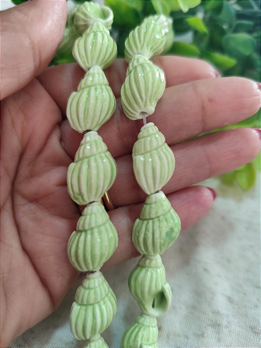 Caracol Passante Porcelana Verde Claro 20mm (2un)