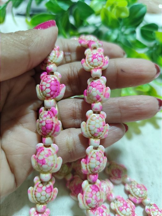 Tartaruga passante Howlita Nude com rosa 17mm, furo 1 mm (5un)