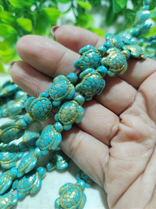 Tartaruga passante Howlita Turquesa com dourado 17mm, furo 1 mm (5un)