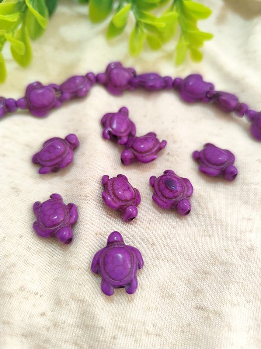 Tartaruga passante Howlita Roxo 15mm, furo 1 mm (un)