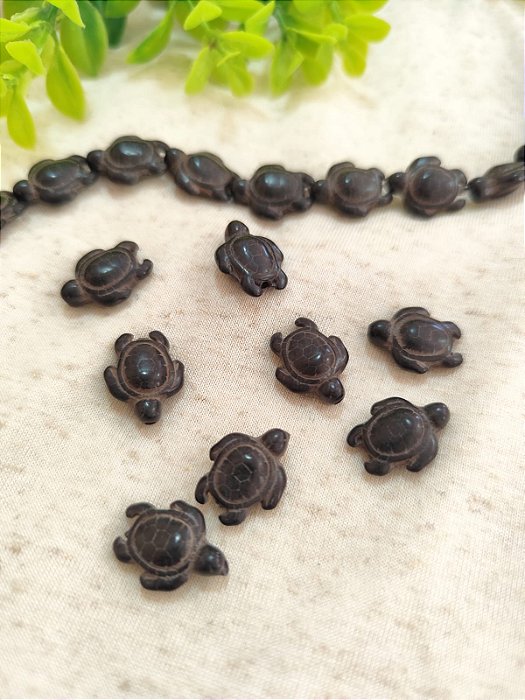 Tartaruga passante Howlita Preto 15mm, furo 1 mm (un)