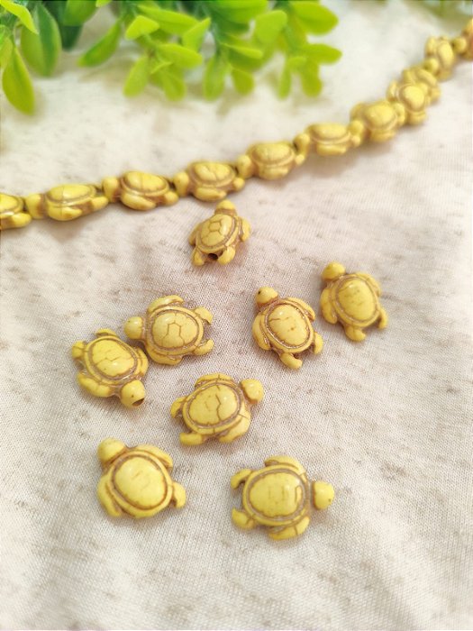 Tartaruga passante Howlita Amarelo 15mm, furo 1 mm (un)