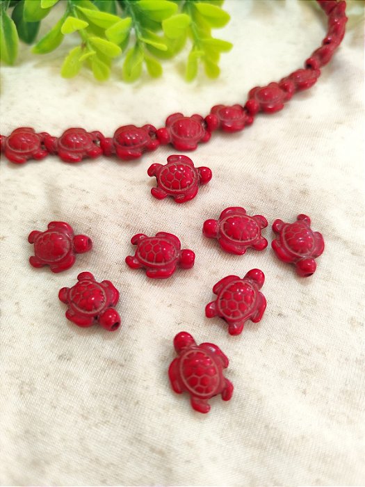 Tartaruga passante Howlita Vermelho 15mm, furo 1 mm (un)