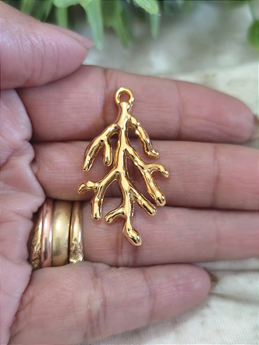 Pingente Coral 38mm Ouro (un)
