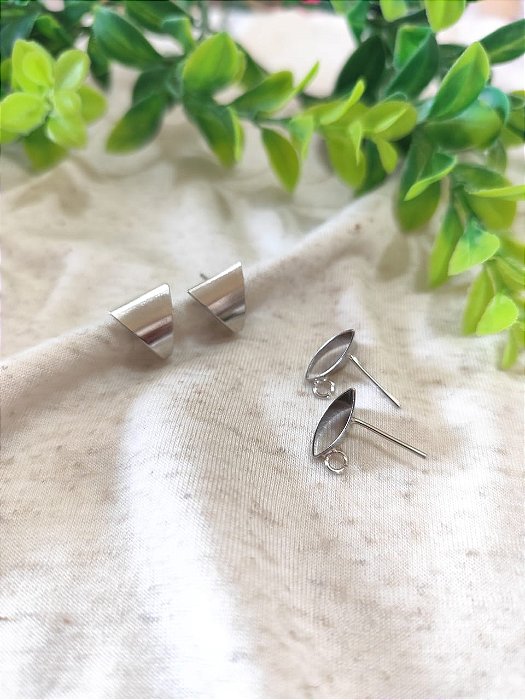 Brinco Triangular 13mm Níquel, com argola embutida atrás (par)