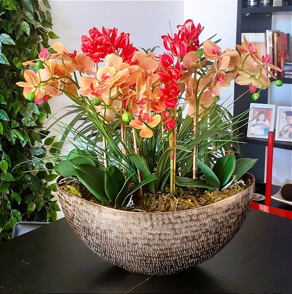 ARRANJO ORQUÍDEA LARANJA  E VERMELHO  VASO BARCA ALUMÍNIO DOURADO G