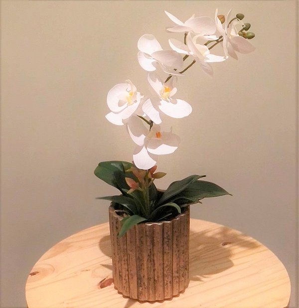 ARRANJO ORQUÍDEA BR EM VASO DOURADO  ENVELHECIDO CANELADO
