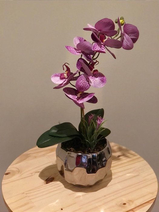 ARRANJO ORQUÍDEA LILÁS EM VASO CROMADO  COM HEXAGONOS EM BAIXO RELEVO