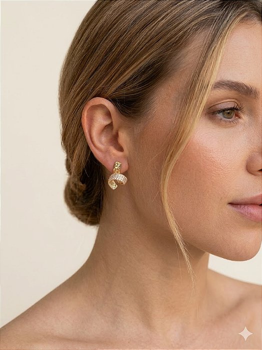 Brinco Torcido Cravejado em Zircônias