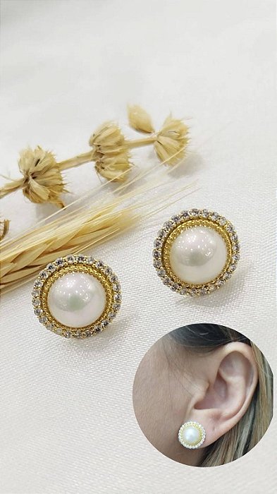 BRINCO REDONDO COM PEROLA E ZIRCONIAS LATERAIS
