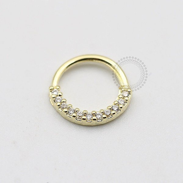 AR06 Argola Cravejada CZ Frontal de Torção Banho Ouro