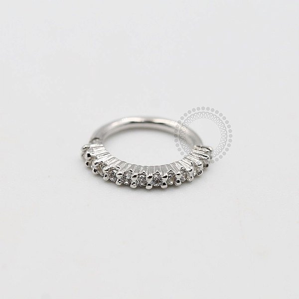 ARA12 Argola Cravejada Pedra Zirconia Helix Banho Ródio