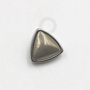 TN682 Topo Triangular Synthetic Titânio