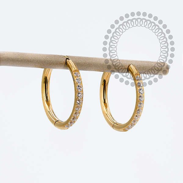 TN1669 Brinco Argola Cravejada 14mm Titânio PVD Gold