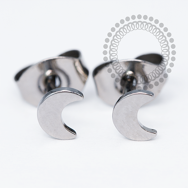TN2057 Brinco Lua Crescente Liso Titânio ASTM F136
