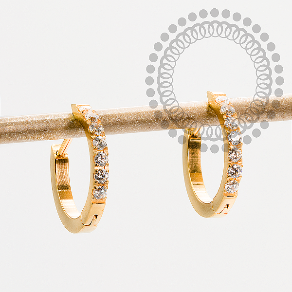 TN2167 Brinco Argola CZ Haste Reta 12mm Titânio PVD Gold