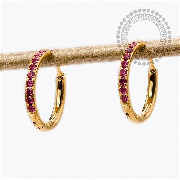 TN2530 Brincos Argola CZ Rubi 12mm Titânio PVD Gold