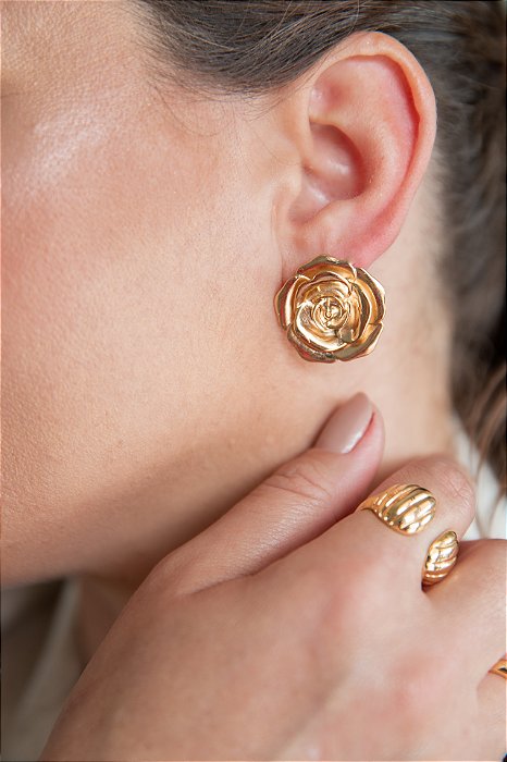 Brinco Flor Alto Relevo - Banho de Ouro 18k