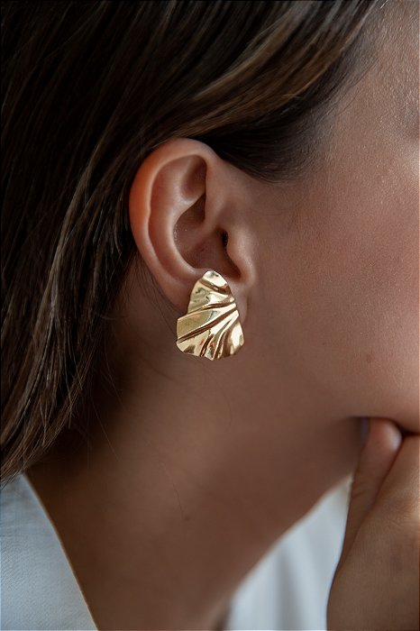 Brinco Folha Martelada - Banho de Ouro 18k