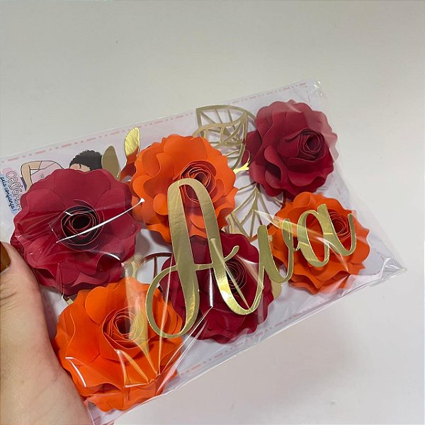 Topo de bolo floral laranja e vermelho com dourado