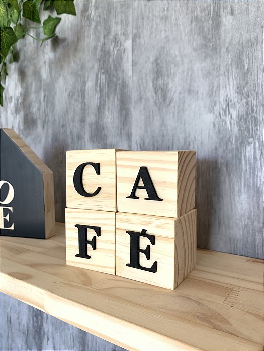 PALAVRAS DECORATIVAS EM CUBO DE PINUS LETRA EM RELEVO - CAFÉ