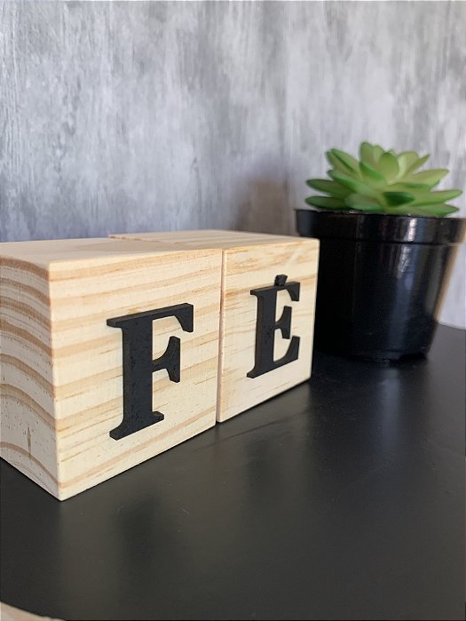 PALAVRAS DECORATIVAS EM CUBO DE PINUS LETRA EM RELEVO - FÉ