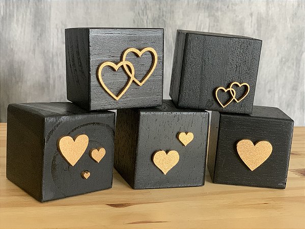 Cubo Decorativo Black&Heart em madeira com Coração em Relevo
