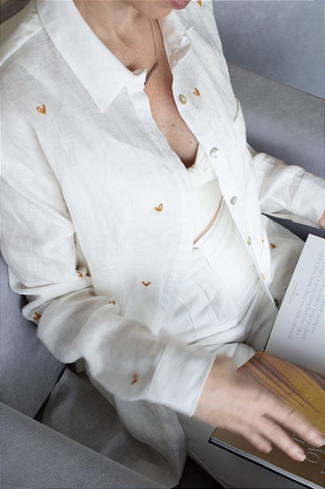 Camisa linho off bordado coração ocre