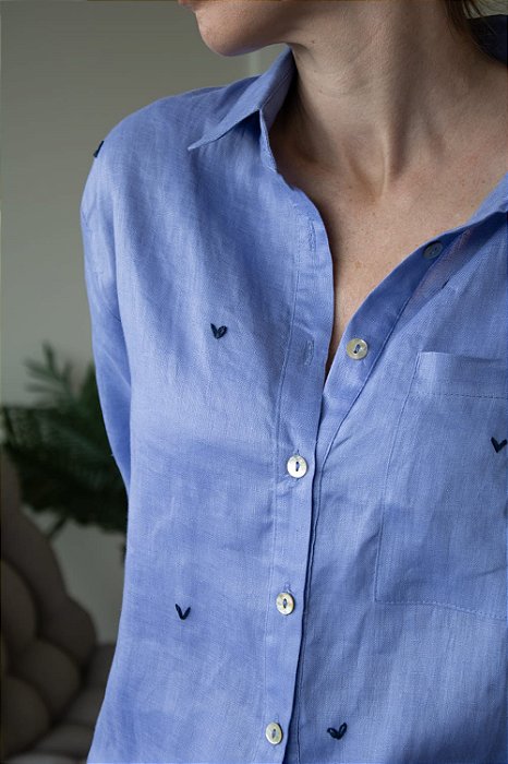 Camisa linho azul bordado coração marinho