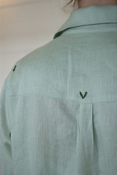 Camisa linho pistache com bordado coração verde