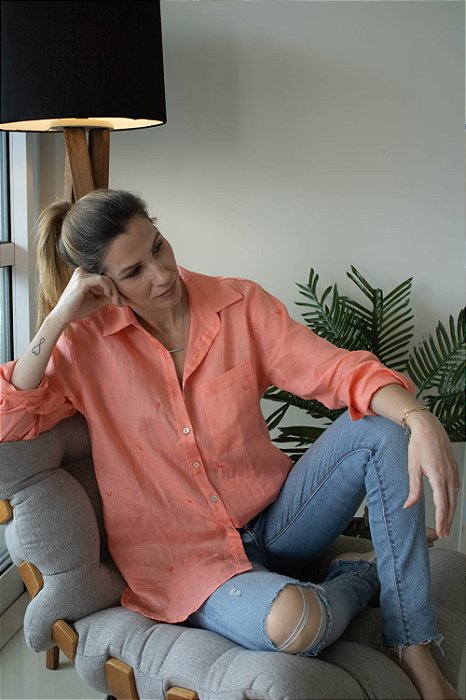 Camisa linho goiaba bordado coração rosa
