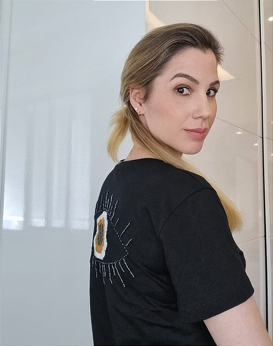 T-SHIRT BÁSICA PRETA OLHO GREGO COSTAS