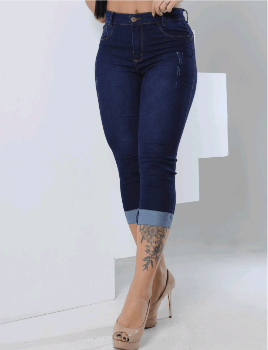 Calça capri jeans ziper na barra azul escura levanta bumbum