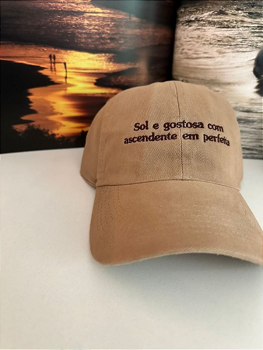 Boné: "Sol e gostosa com ascendente em perfeita"