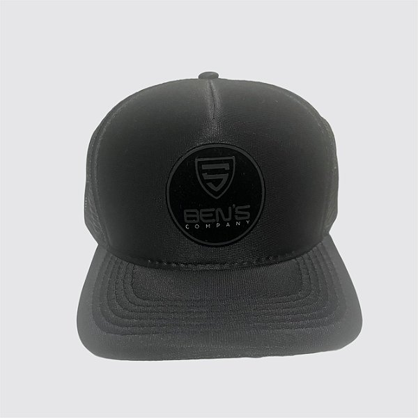 Boné Trucker 100% poliéster com detalhes em alto relevo emborrachado e camurça.