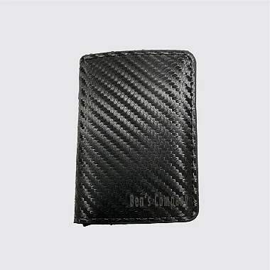Carteira slim com acabamento em fibra de carbono