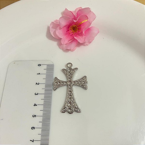 Cruz filigramada com strass niquelada