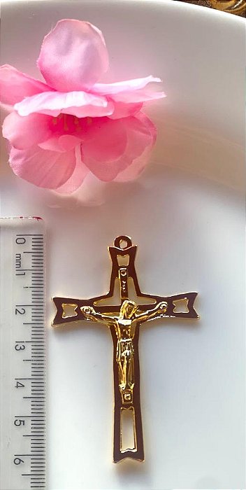 Cruz vazada dourada