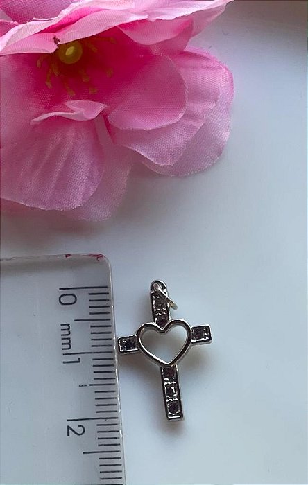 Cruz mini coração vazado c/ strass niquelado