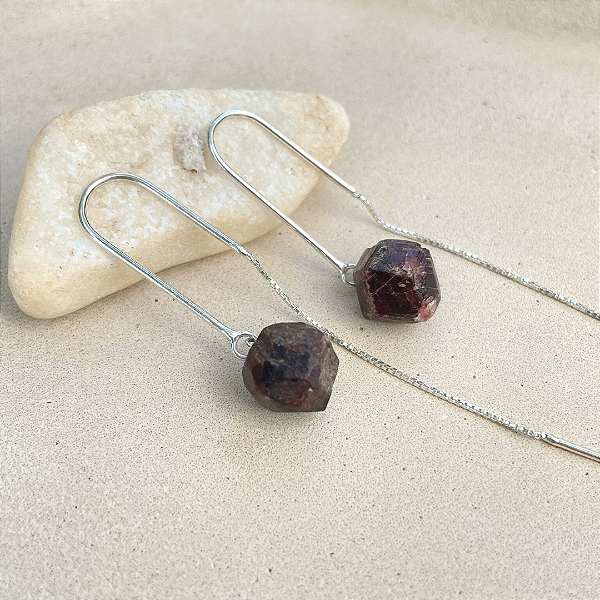 Brinco Granada bruta em prata 925