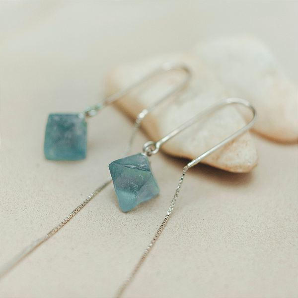 Brinco Fluorita azul em octaedro fio em prata 925