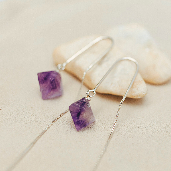 Brinco Fluorita roxa em octaedro fio em prata 925