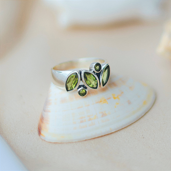 Anel Peridoto em prata 925