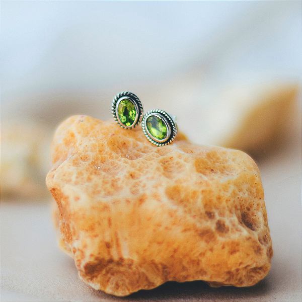 Brinco Peridoto oval em prata 925