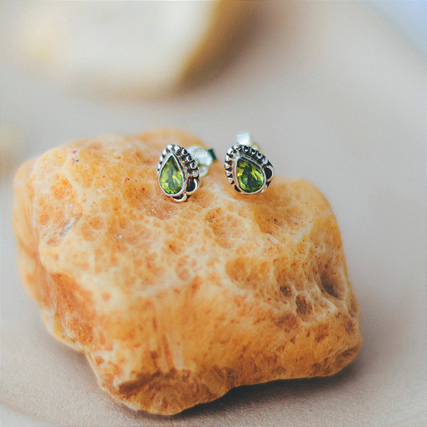 Brinco Peridoto gota em prata 925