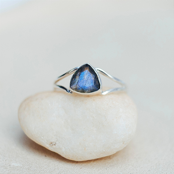 Anel Labradorita triângulo em prata 925